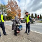 30.10.2026. Starachowice. Akcja rozdawania odblasków / Fot. St. sierżant Klaudia Saramak KPP Starachowice