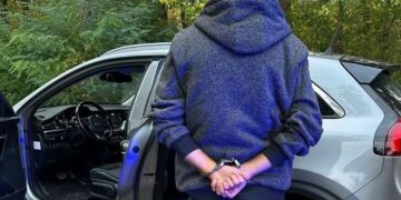 Mężczyźni zatrzymali oszusta i przekazali w ręce policji