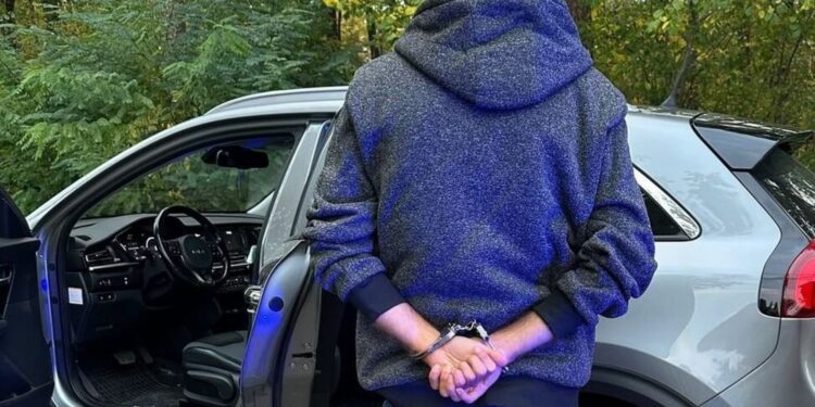 Mężczyźni zatrzymali oszusta i przekazali w ręce policji