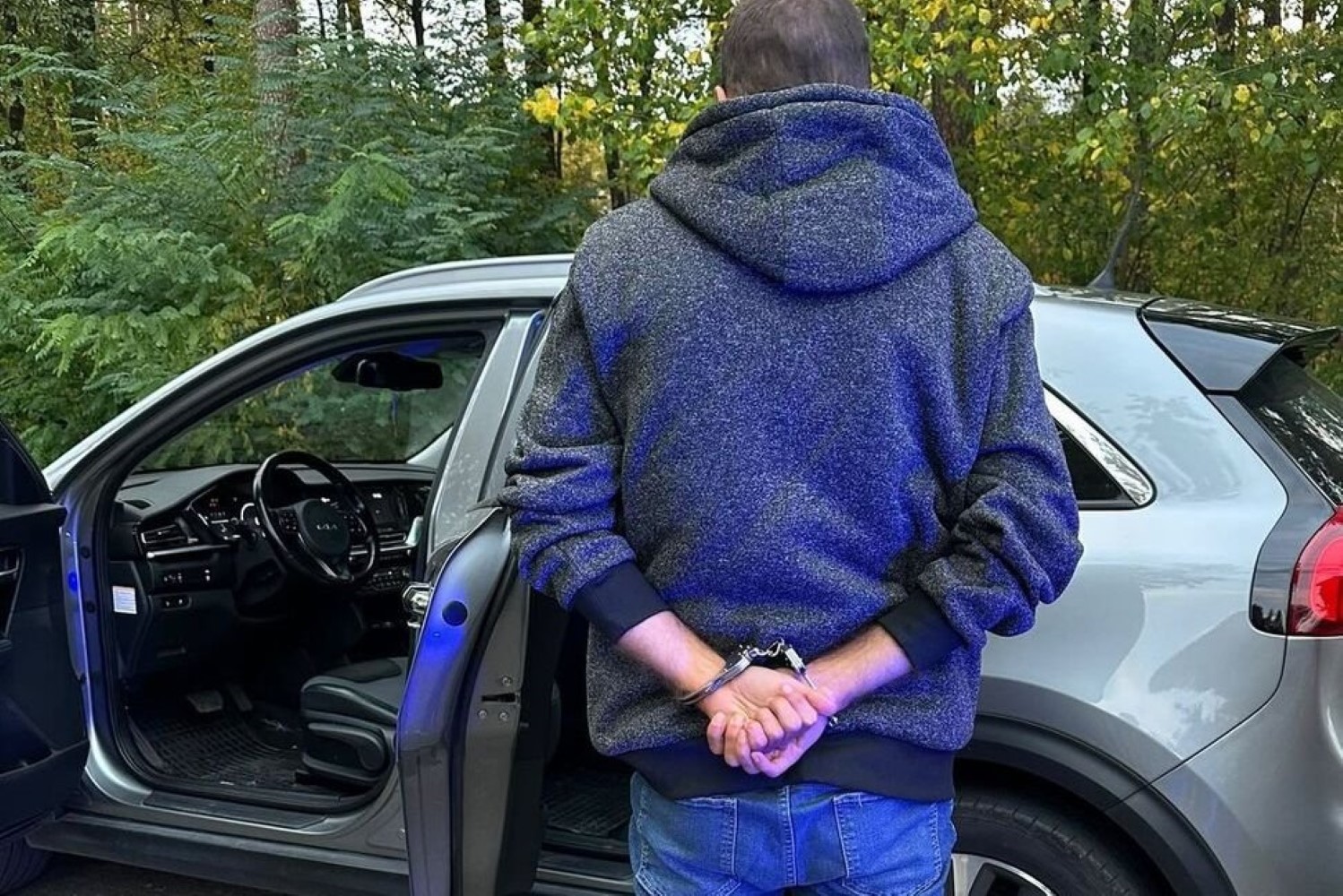 Mężczyźni zatrzymali oszusta i przekazali w ręce policji