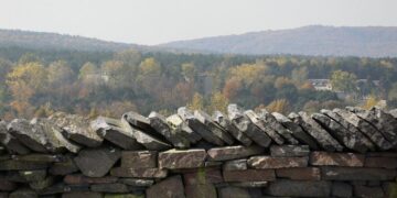 Europejski unikat na naszej ziemi. Świętokrzyski mur ma tysiące lat