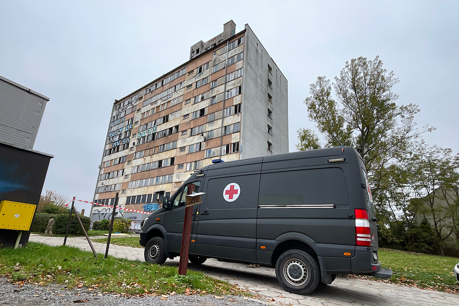 „Słynny” wieżowiec przy Młodej opanowany przez służby specjalne