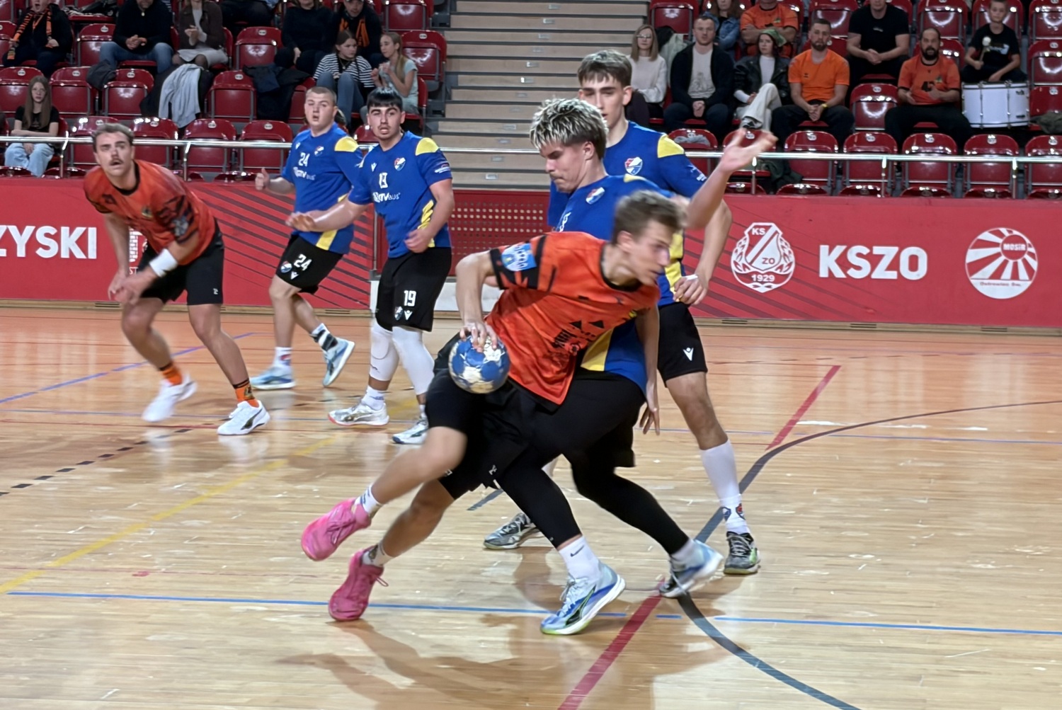 Radosny handball w Ostrowcu i pewne zwycięstwo Wojowników