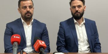 25.10.2026. Ostrowiec Św. Na zdjęciu (od lewej): Konrad Bania - nowy prezes KSZO 1929, Olgierd Hojnowski - sekretarz klubu / Fot. Kamil Król - Radio Kielce
