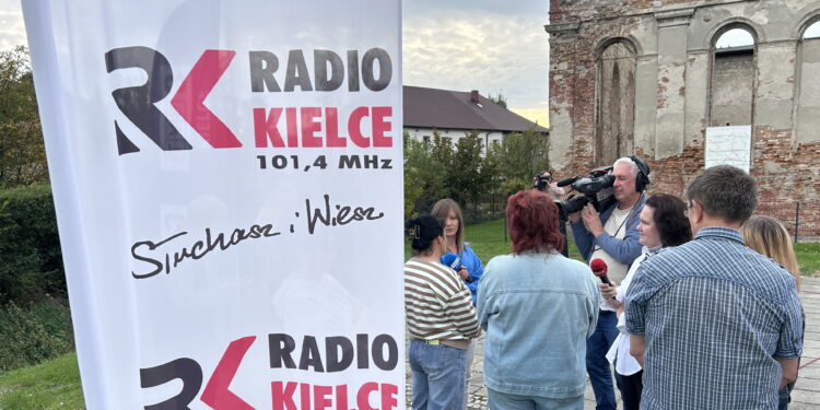 INTERWENCJA. Mieszkańcy zmagają się z zalewaniem posesji po opadach deszczu