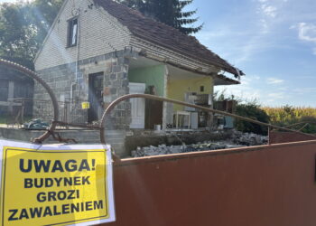 Krajobraz po wybuchu. Poparzoną mieszkankę zabrał LPR