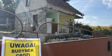 Krajobraz po wybuchu. Poparzoną mieszkankę zabrał LPR