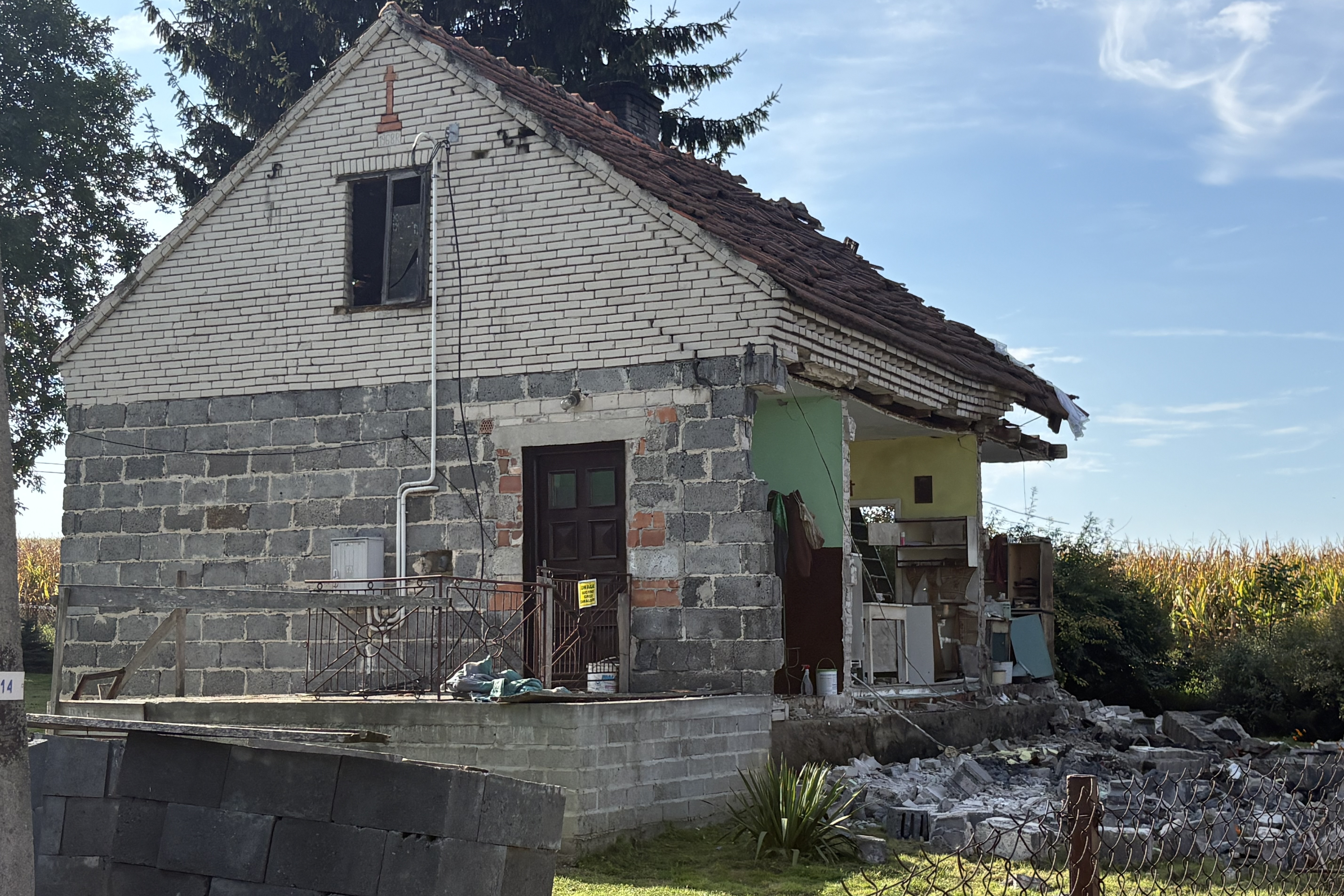 Krajobraz po wybuchu. Poparzoną mieszkankę zabrał LPR