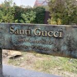 21.10.2026. Pińczów. Ławeczka upamiętniająca Santiego Gucciego / Fot. Marta Gajda-Kruk - Radio Kielce