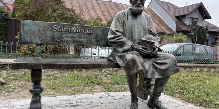 Ławeczka Santiego Gucciego stanęła w Pińczowie