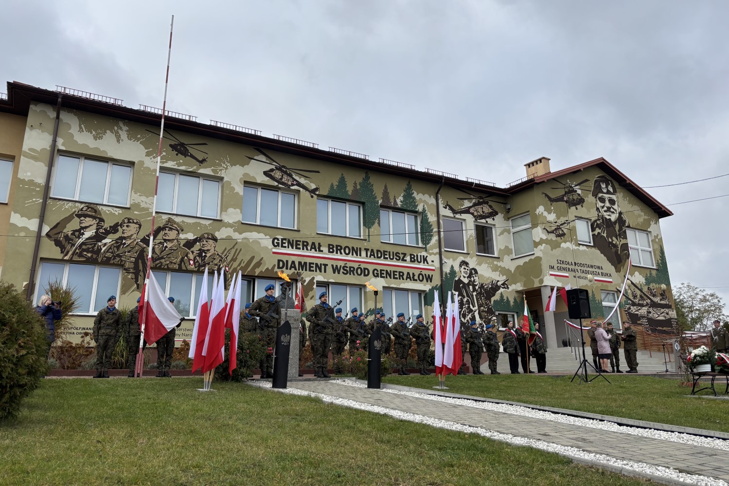 Generał z Mójczy spogląda na uczniów podkieleckiej szkoły
