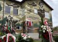 Generał z Mójczy spogląda na uczniów podkieleckiej szkoły