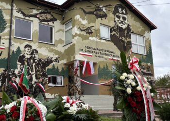 Generał z Mójczy spogląda na uczniów podkieleckiej szkoły