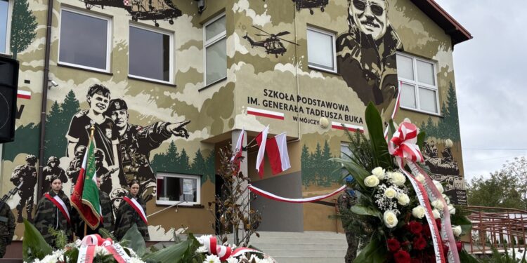 Generał z Mójczy spogląda na uczniów podkieleckiej szkoły