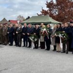 30.10.2026. Mójcza. Odsłonięcie muralu upamiętniającego generała Tadeusza Buka / Fot. Marcin Marszałek - Radio Kielce