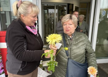 Przed ŚCO rozdawano kwiaty