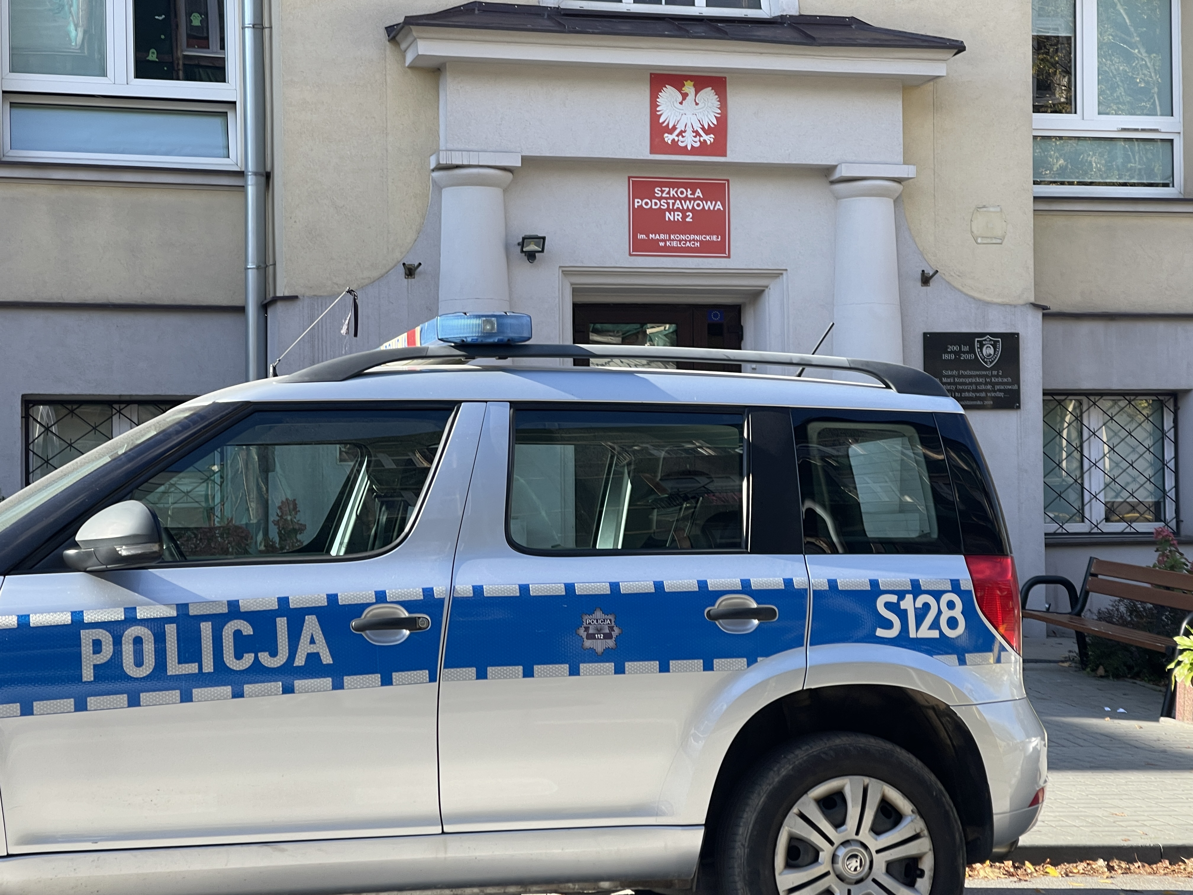 Policyjne patrole w szkołach. Co o tym sądzą młodzi ludzie?