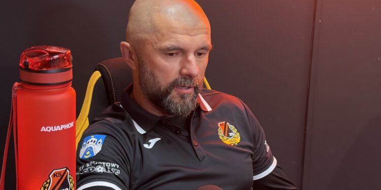 Na zdjęciu: Rafał Wójcik, trener KSZO 1929 Ostrowiec / Fot. Kamil Król - Radio Kielce