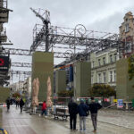 19.10.2026. Kielce. Ulica Sienkiewicza. Budowa konstrukcji, która zostanie wykorzystana podczas planowanego w Kielcach promocyjnego wydarzenia / Fot. Wiktor Taszłow - Radio Kielce