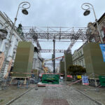 19.10.2026. Kielce. Ulica Sienkiewicza. Budowa konstrukcji, która zostanie wykorzystana podczas planowanego w Kielcach promocyjnego wydarzenia / Fot. Wiktor Taszłow - Radio Kielce