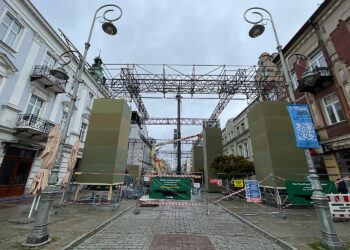 19.10.2026. Kielce. Ulica Sienkiewicza. Budowa konstrukcji, która zostanie wykorzystana podczas planowanego w Kielcach promocyjnego wydarzenia / Fot. Wiktor Taszłow - Radio Kielce