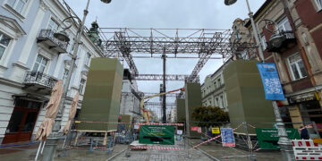 19.10.2026. Kielce. Ulica Sienkiewicza. Budowa konstrukcji, która zostanie wykorzystana podczas planowanego w Kielcach promocyjnego wydarzenia / Fot. Wiktor Taszłow - Radio Kielce