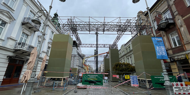 19.10.2026. Kielce. Ulica Sienkiewicza. Budowa konstrukcji, która zostanie wykorzystana podczas planowanego w Kielcach promocyjnego wydarzenia / Fot. Wiktor Taszłow - Radio Kielce