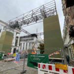 19.10.2026. Kielce. Ulica Sienkiewicza. Budowa konstrukcji, która zostanie wykorzystana podczas planowanego w Kielcach promocyjnego wydarzenia / Fot. Wiktor Taszłow - Radio Kielce