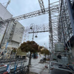 19.10.2026. Kielce. Ulica Sienkiewicza. Budowa konstrukcji, która zostanie wykorzystana podczas planowanego w Kielcach promocyjnego wydarzenia / Fot. Wiktor Taszłow - Radio Kielce