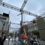 19.10.2026. Kielce. Ulica Sienkiewicza. Budowa konstrukcji, która zostanie wykorzystana podczas planowanego w Kielcach promocyjnego wydarzenia / Fot. Wiktor Taszłow - Radio Kielce