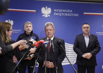 Po atakach nożowników. Policjanci wchodzą do szkół