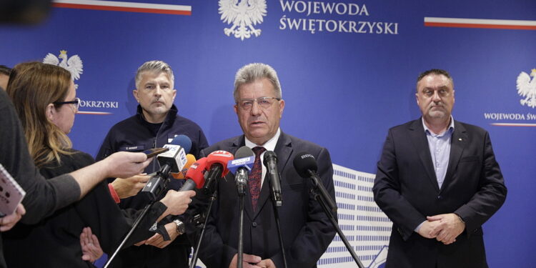 Po atakach nożowników. Policjanci wchodzą do szkół