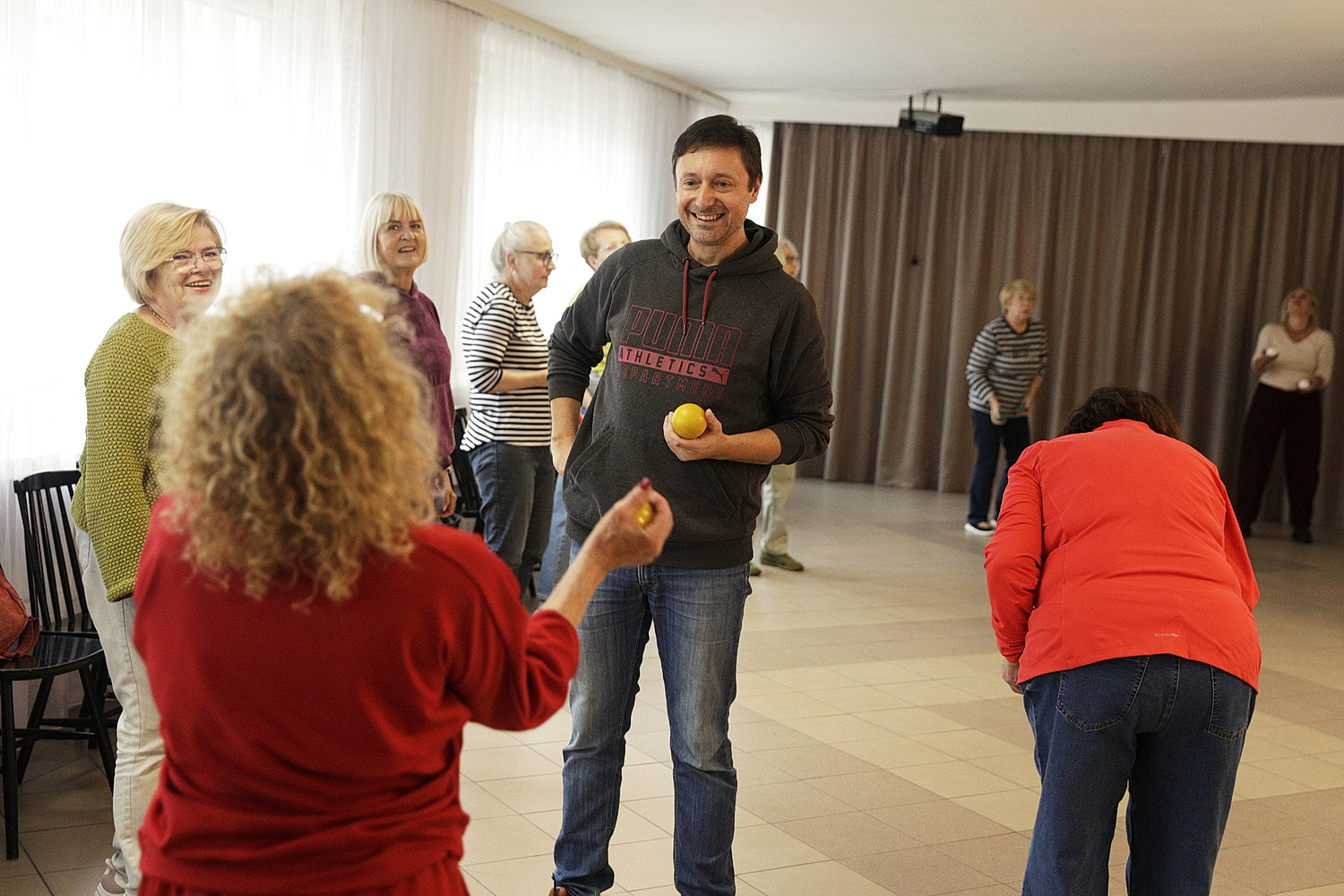 Kielce. Zajęcia z żonglerki dla seniorów