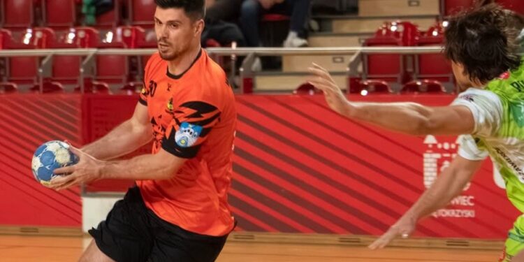 Na zdjęciu (z lewej): Sebastian Włoskiewicz / źródło KSZO Handball - Facebook