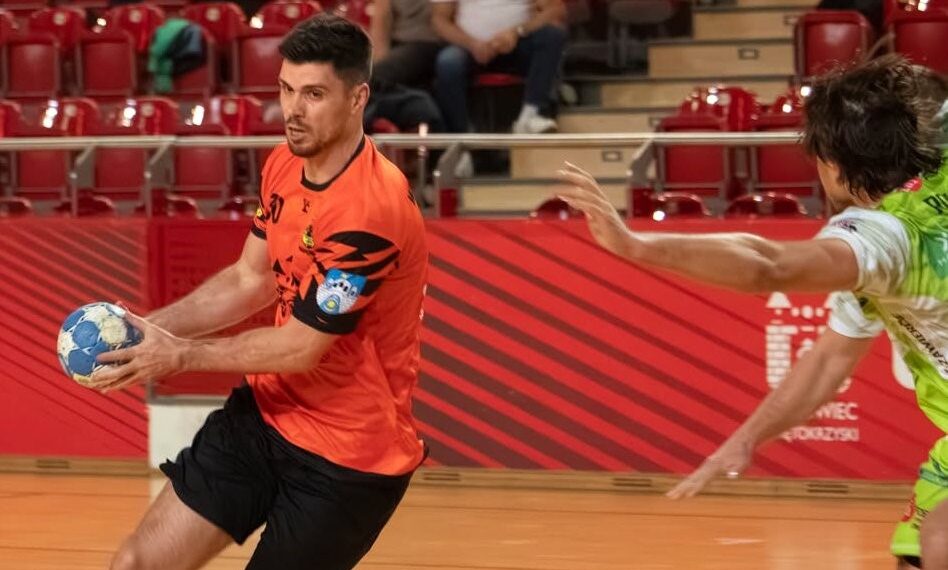 Na zdjęciu (z lewej): Sebastian Włoskiewicz / źródło KSZO Handball - Facebook