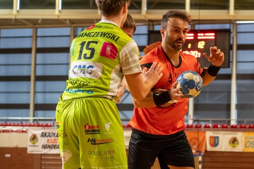 Na zdjęciu (z prawej): Artur Rurarz / źródło: KSZO Handball - Facebook