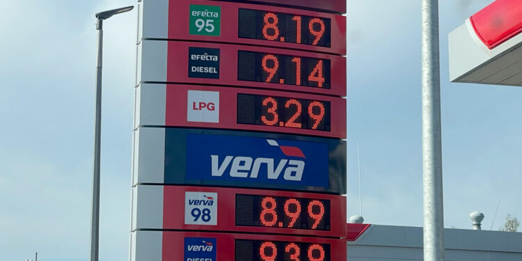 Niższa akcyza i VAT na paliwa. Kiedy tańsze tankowanie?
