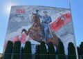 Marszałek Piłsudski spogląda na uczniów ostrowieckiej szkoły