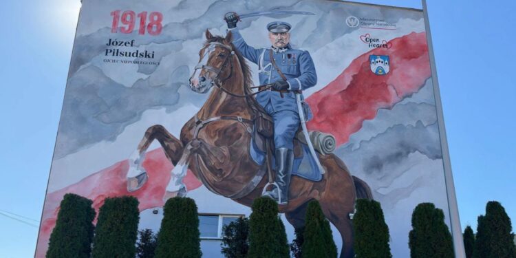 Marszałek Piłsudski spogląda na uczniów ostrowieckiej szkoły