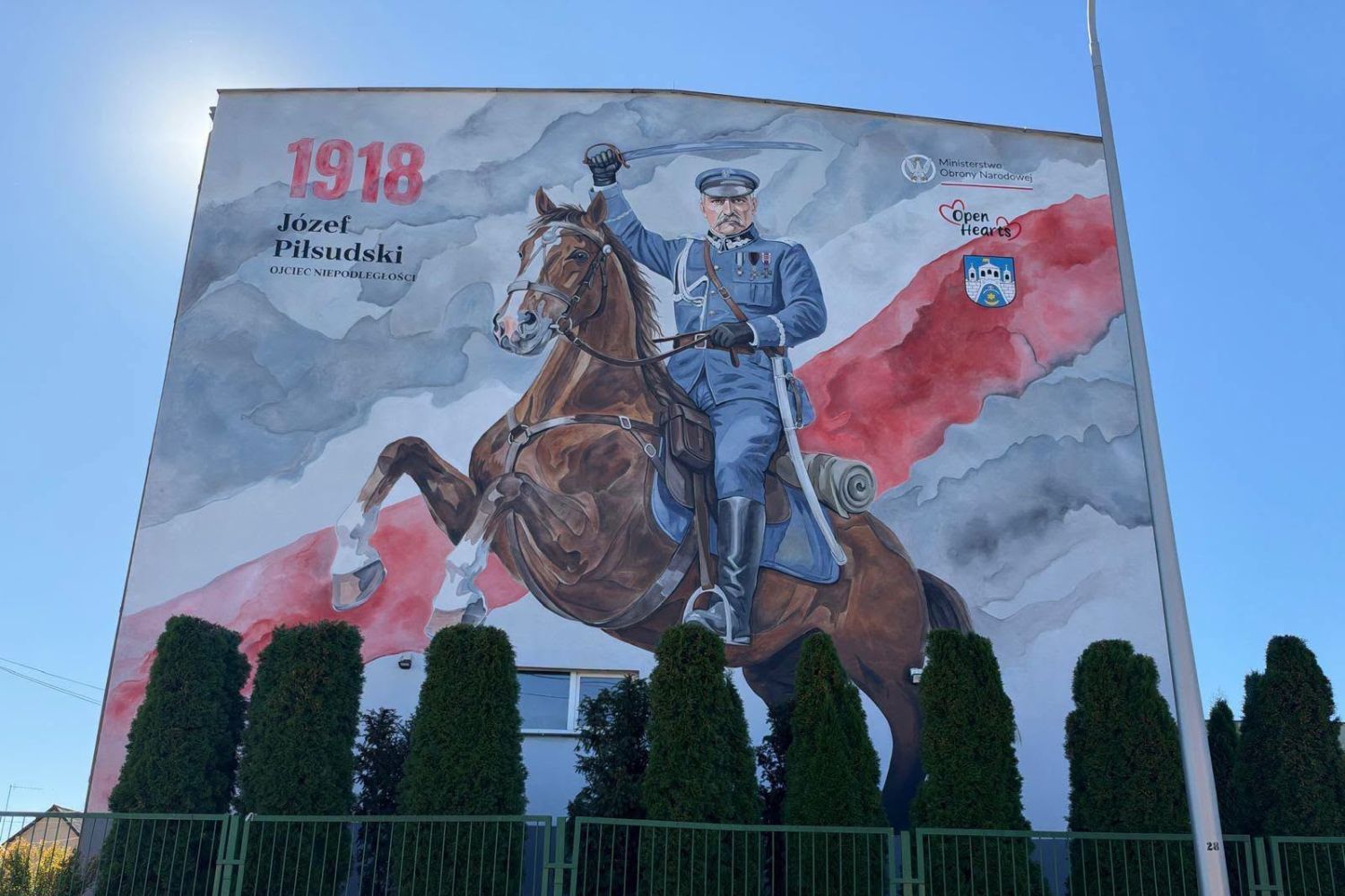 Marszałek Piłsudski spogląda na uczniów ostrowieckiej szkoły