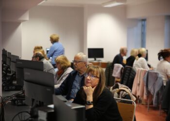 19.10.2026. Kielce. Zajęcia w ramach projektu „CyberŻonglerka – trening seniora w erze AI” / Fot. Maria Matys - Radio Kielce