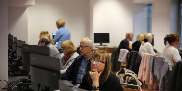 19.10.2026. Kielce. Zajęcia w ramach projektu „CyberŻonglerka – trening seniora w erze AI” / Fot. Maria Matys - Radio Kielce