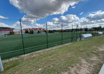 Za oknem jesień, a miejsc siedzących wciąż brak