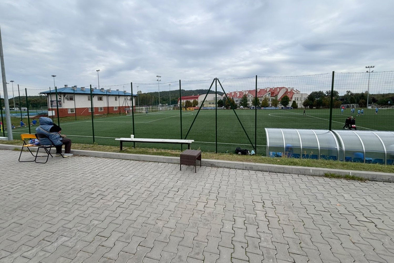 Za oknem jesień, a miejsc siedzących wciąż brak