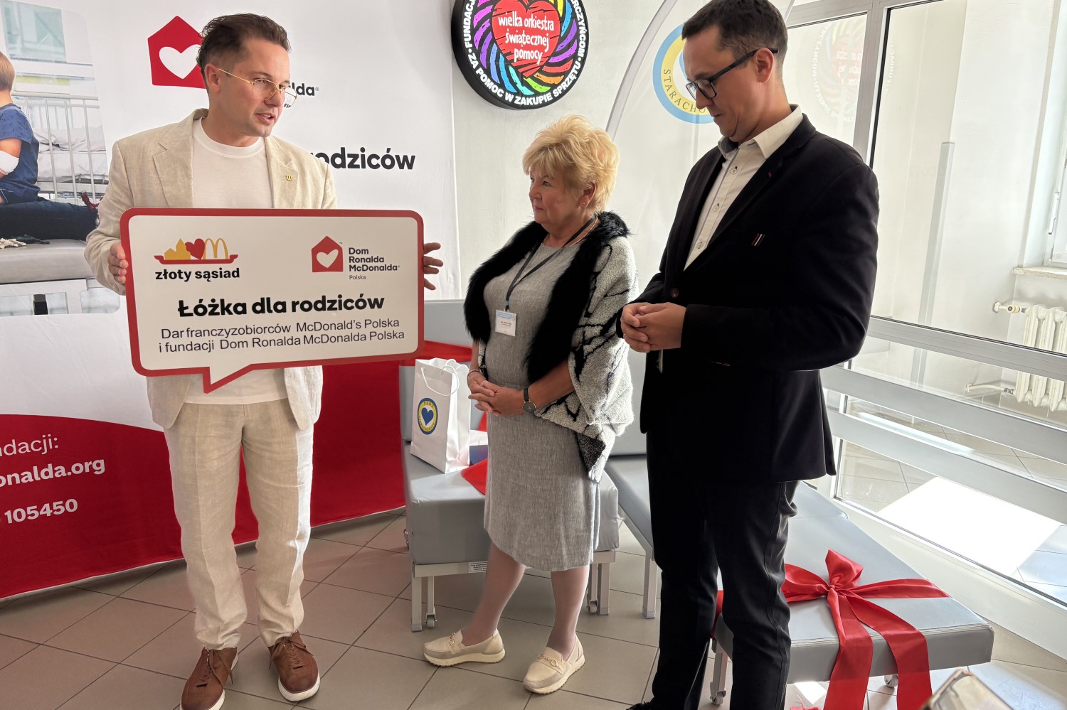 Starachowice. Przekazanie łóżek od fundacji Dom Ronalda McDonalda / Fot. Anna Głąb - Radio Kielce