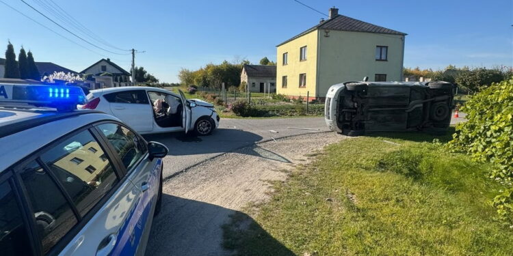 Zderzenie trzech aut. Poszkodowane osoby w szpitalu