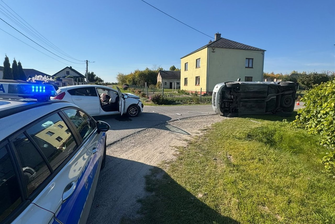 Zderzenie trzech aut. Poszkodowane osoby w szpitalu