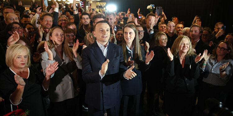 11.10.2026. Kraków. Wybory prezydenta Krakowa - II tura. Kandydat na prezydenta Krakowa, założyciel Stowarzyszenia Kraków dla Mieszkańców Łukasz Gibała z partnerką Adrianną Siudy podczas wieczoru wyborczego w swoim sztabie w Krakowie / Fot. PAP - Łukasz Gągulski