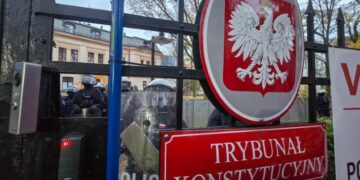 31.10.2026. Warszawa.Policja przed budynkiem Trybunału Konstytucyjnego w Warszawie / Fot. PAP/Radek Pietruszka