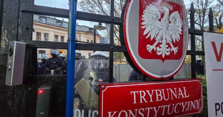 31.10.2026. Warszawa.Policja przed budynkiem Trybunału Konstytucyjnego w Warszawie / Fot. PAP/Radek Pietruszka